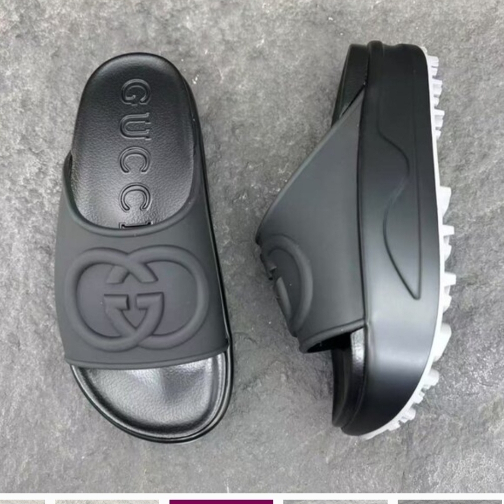 i Black Embossed Logo Slides‎